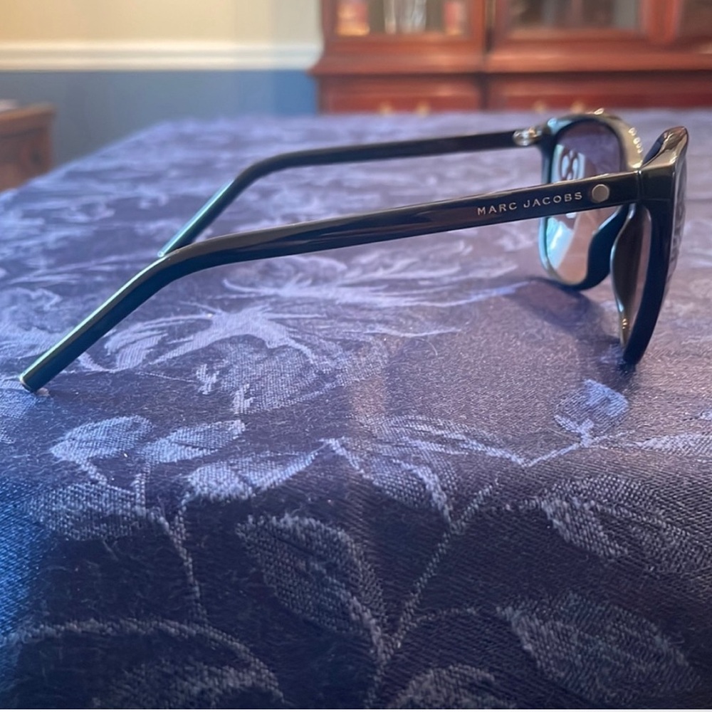 🕶️ Marc Jacob’s cat eye Tiffany silver black sunglasses 😎 - Picture 6 of 7